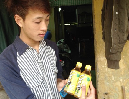 Phát[-]hiện[-]chai[-]nước[-]giải[-]khát[-]nhãn[-]C2[-]có...[-]5[-]con[-]ruồi